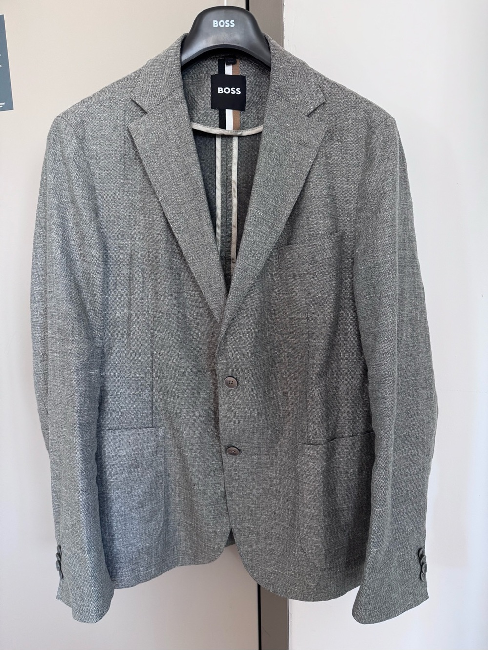 Hugo Boss Men's Gray Linen Blend Suit
Blazer is 46R
Pants are 48R